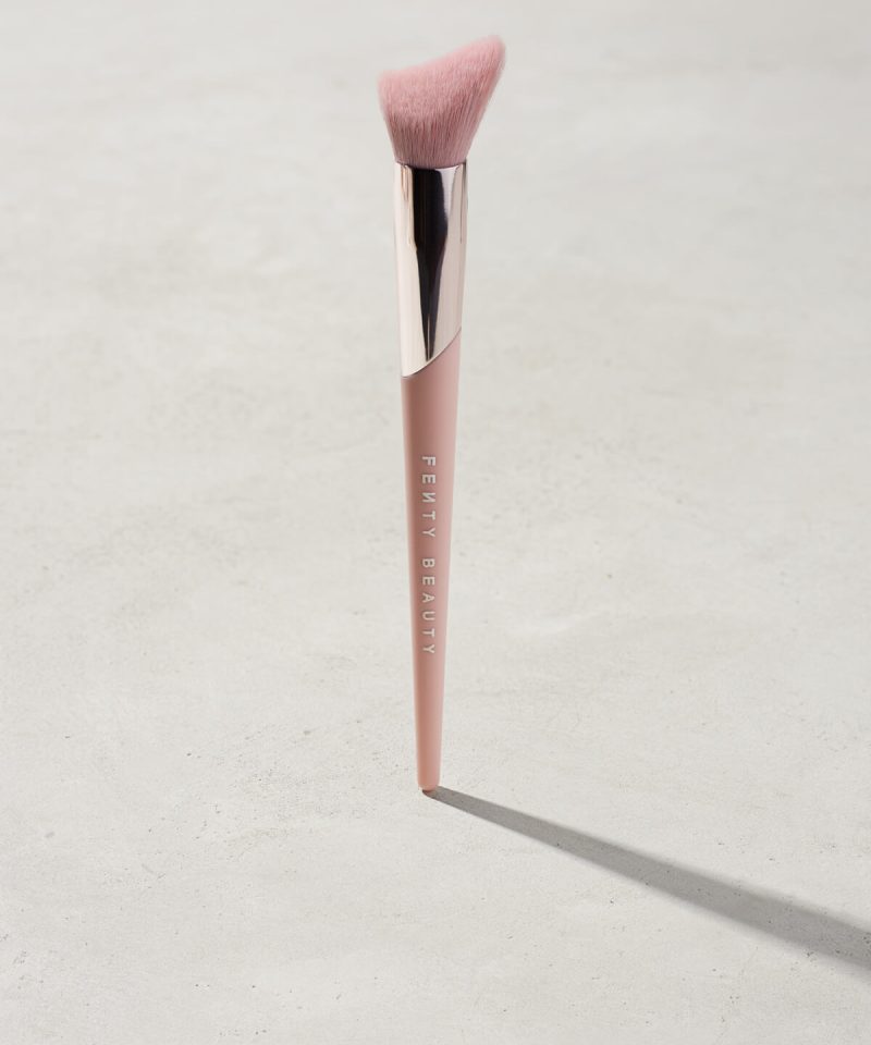 Cheek-Hugging Highlight Brush 120