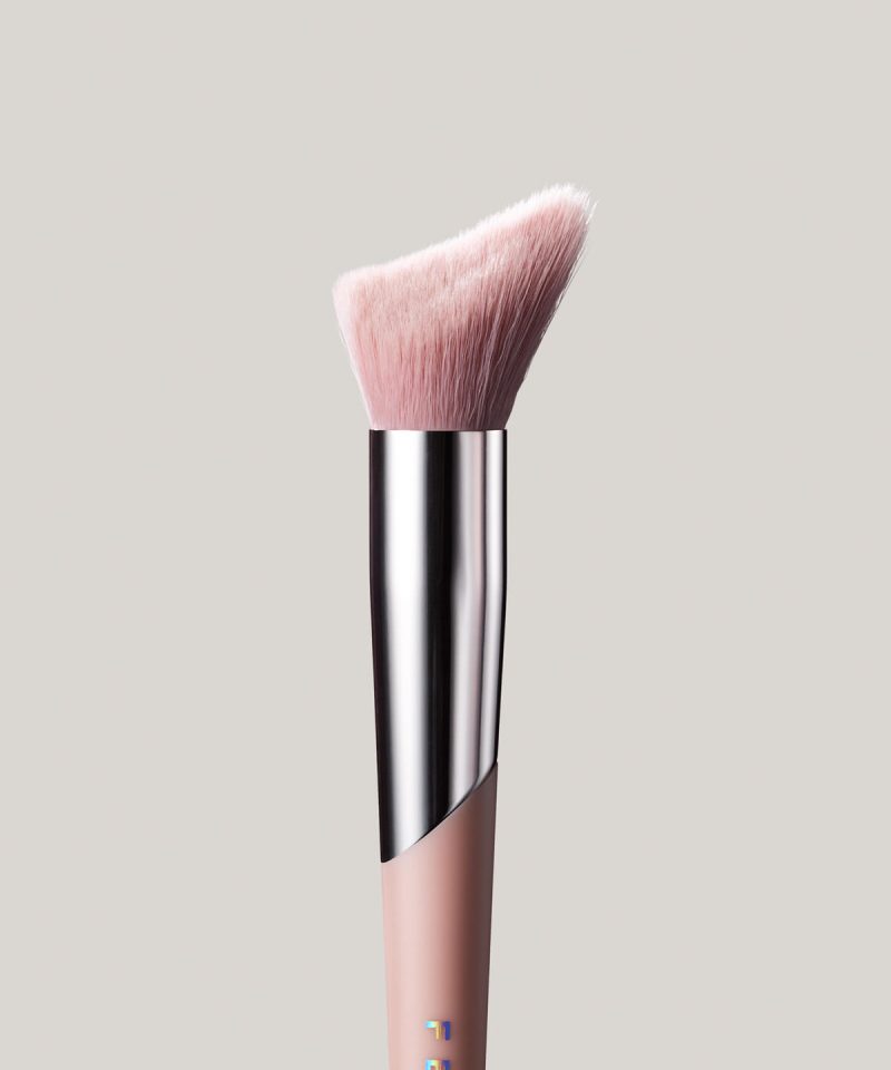 Alternative view of Cheek-Hugging Highlight Brush 120