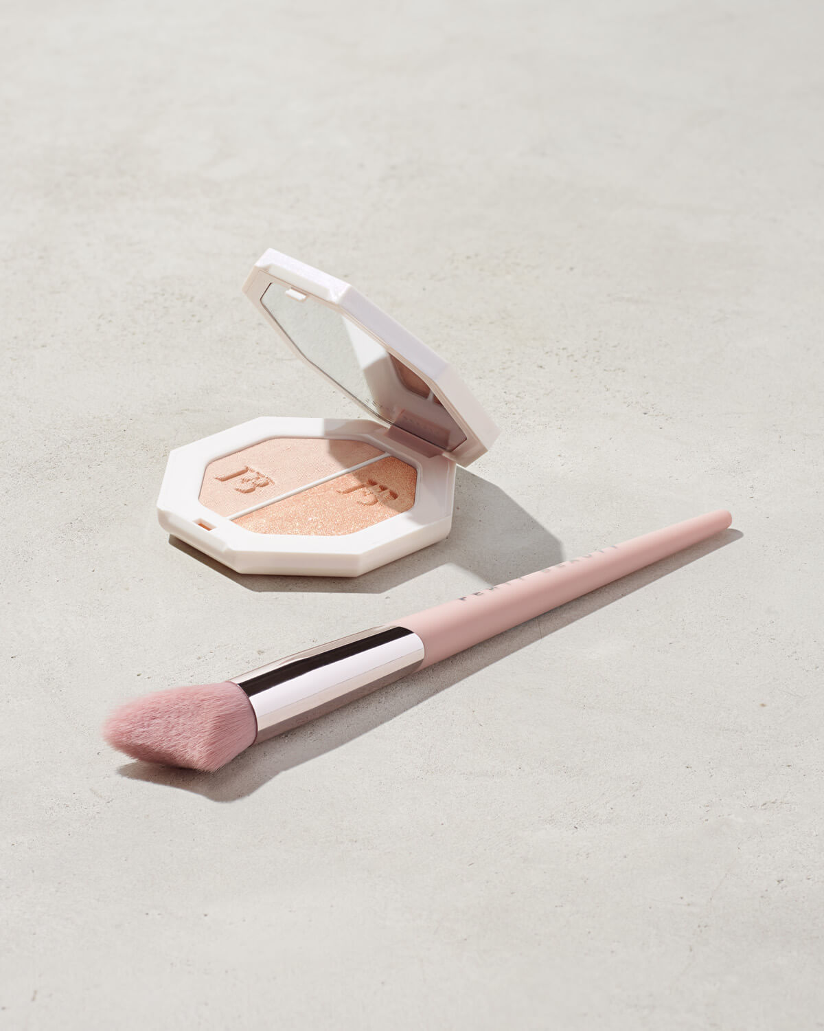 Cheek-Hugging Highlight Brush 120 - Image 3